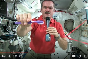 Как чистят зубы космонавты?